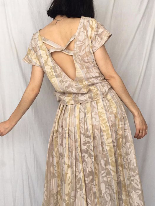 Conjunto creme com transparências e flores em tons de amarelo