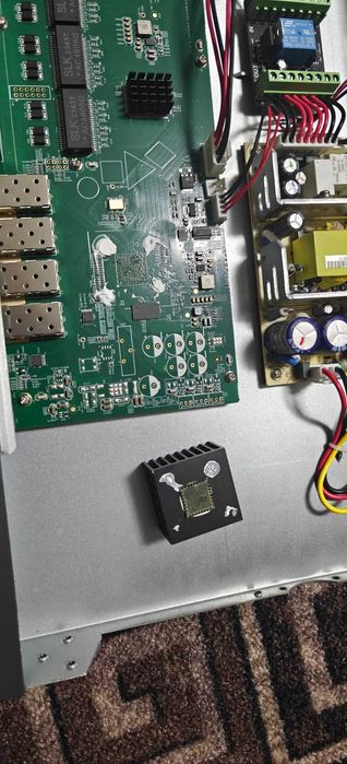 Комутатор (світч) управляємий SMT Layer 2+