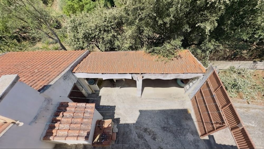 Moradia T5+1 com Vista Desafogada, Anexo Independente e Excelente Potencial | Lourinhã