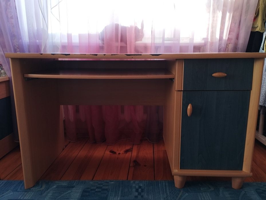 Віддаю безкоштовно два письмові столи, тільки самовивіз