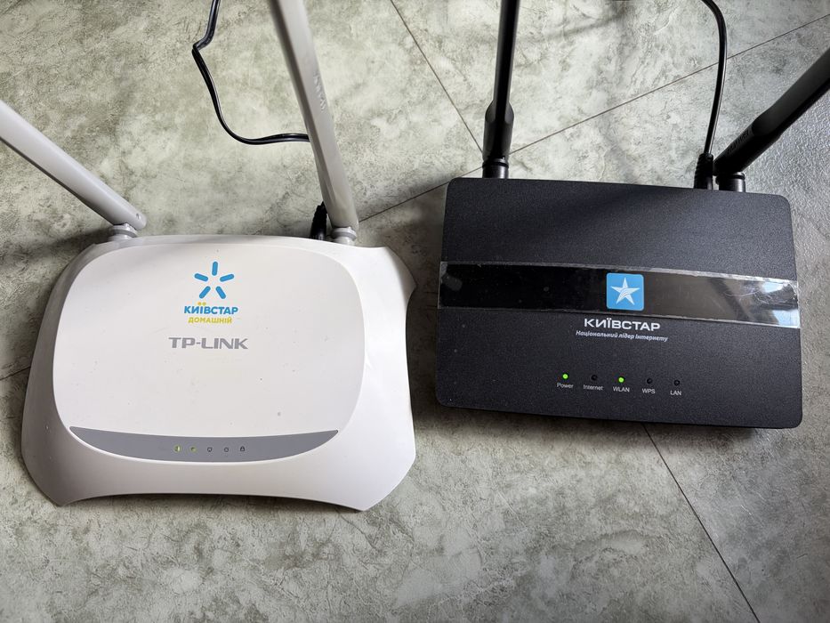 Два роутери TP-Link та Huawei + мережевий кабель