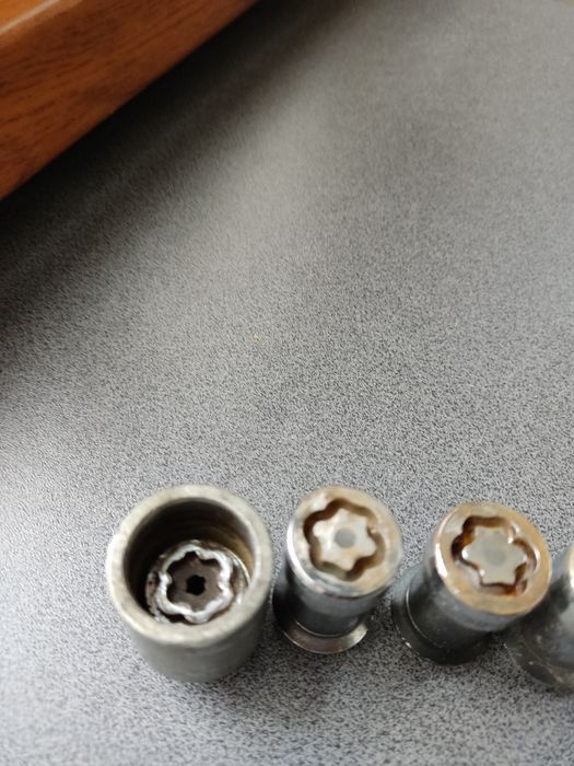 Sprzedam nakrętki zabezpieczające