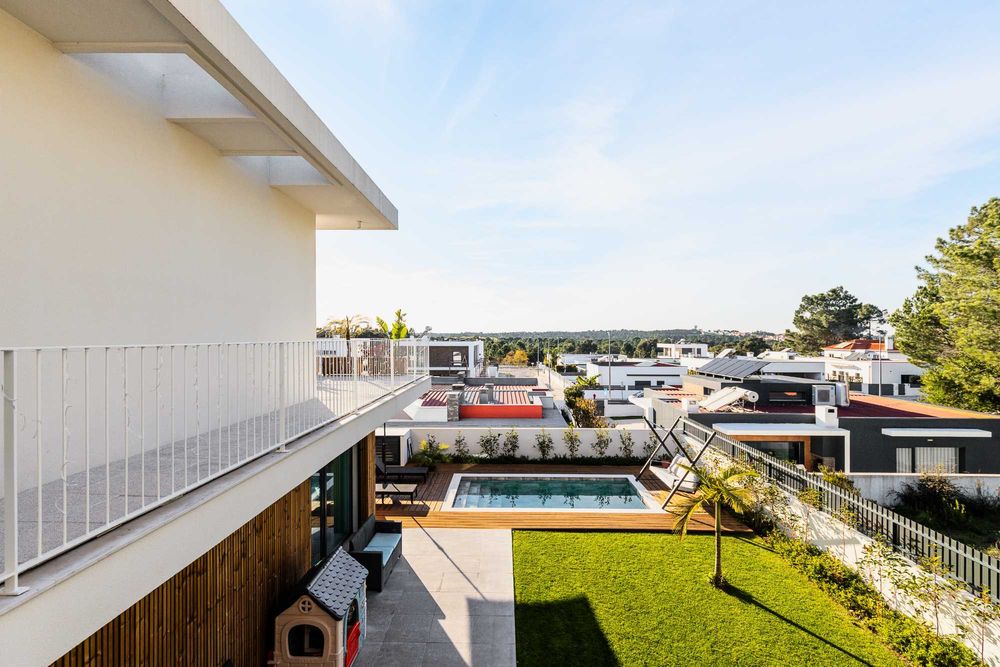 Elegância e Conforto em Azeitão — Moradia T4 Vista Desafogada