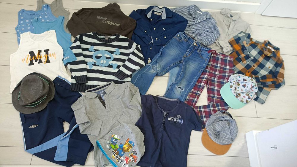 Zestaw ubrań dla chłopca rozm. 104-110, m.in. koszule Coccodrilo i H&M, czapki Psi Patrol