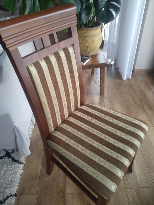 Krzeseła do jadalni (drewno + tapicerka) – OKAZJA!