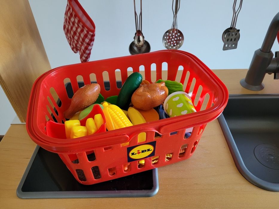 Kuchnia IKEA dla dzieci z wyposażeniem