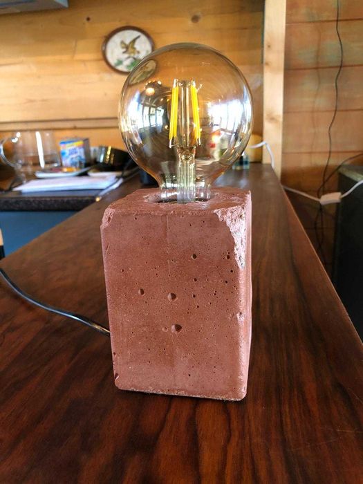 Candeeiro de Mesa moderno, com base em tijolo, bom estado