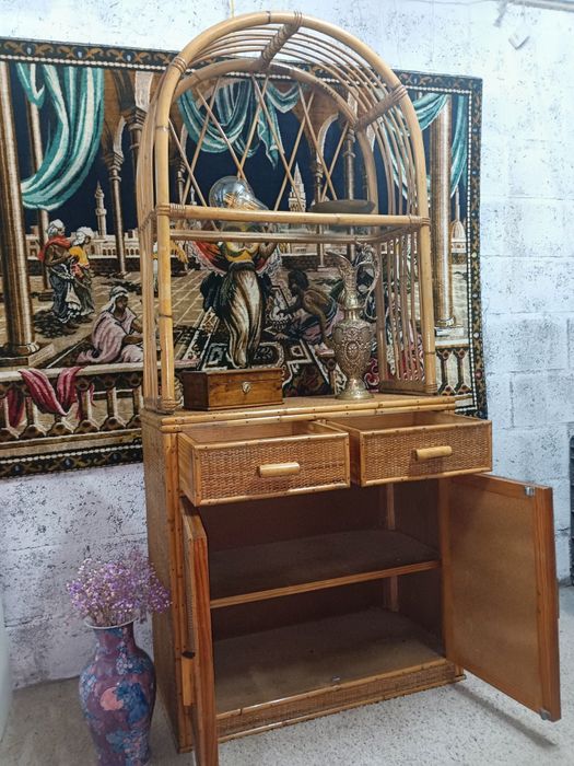 Móvel em bambu, exemplar estado.
Muito  versátil e com um design desigual. Medidas em foto no anúncio.
Intervenção de restauro.