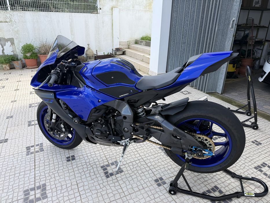 Yamaha R1 race blue