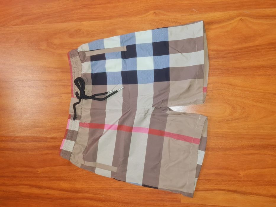 Calção Burberry.
