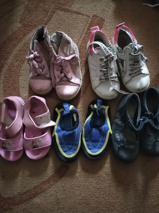 Взуття на дівчинку