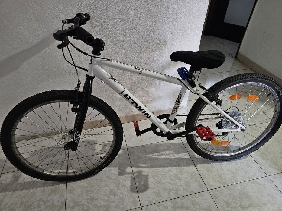 Cadeiras e bicicleta