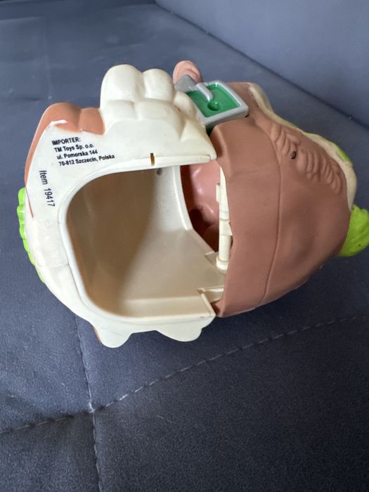 Pies paskudniak , pierdzi, beka