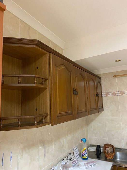 Móveis de cozinha com mesa e cadeiras. Madeira maciça