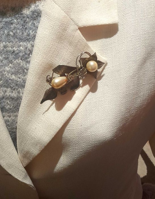 Śliczna duża broszka z dwoma perłami