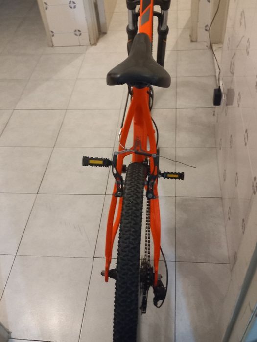 Uma bicicleta laranja usei só 4 vezes ela está em ótimo estado e nova