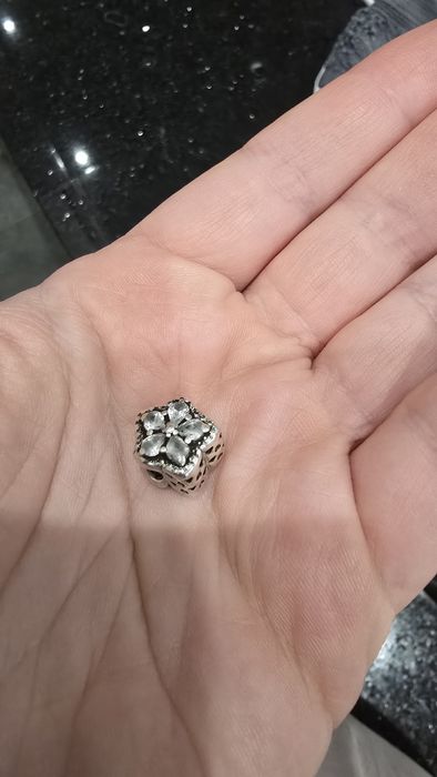 Charms płatek śniegu Pandora