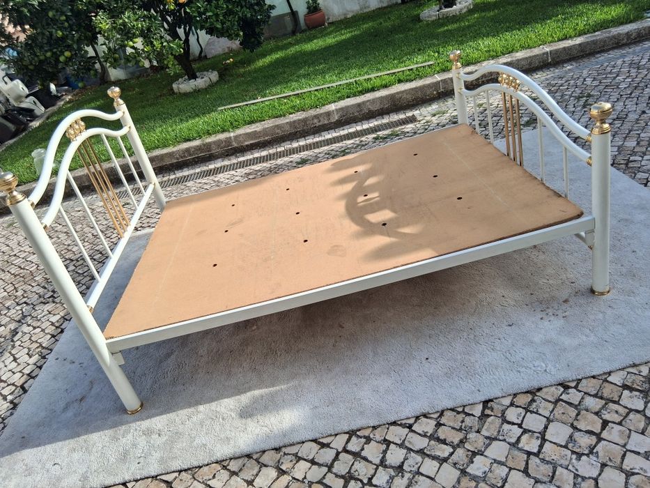 Cama de quarto de corpo e meio.