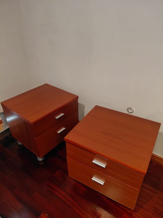 Cama com estrado e mesas de cabeceira