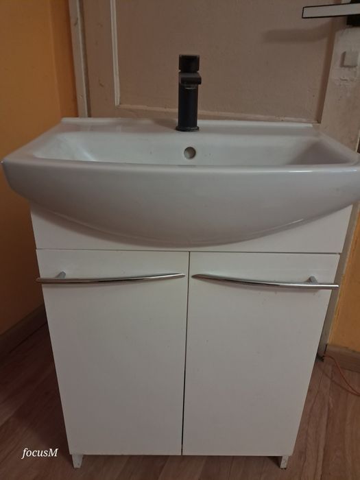 Zlew 60 cm  + kran + szafka łazienkowa