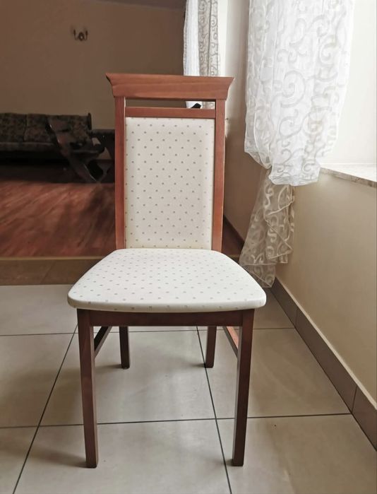 Drewniane krzesła z beżowa tapicerka