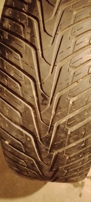 Opony wielosezonowe firmy Hankook używane .Rozmiar 235/60R17 .