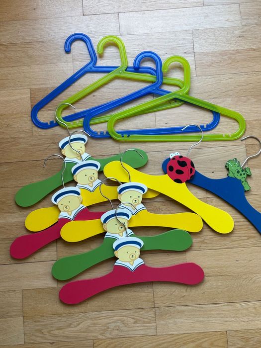 Wieszaki drewniane  do szafy 13 szt. dla dziecka