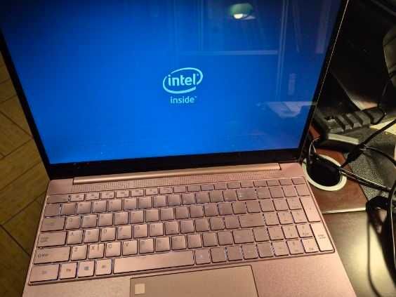 Laptop 15,6'' różowy, aluminium, thin, RAM 8GB SSD 1 TB 64 bit