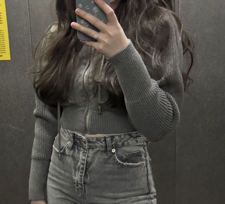 Вкорочений светр zara із капюшоном, у гарному стані, розмір с