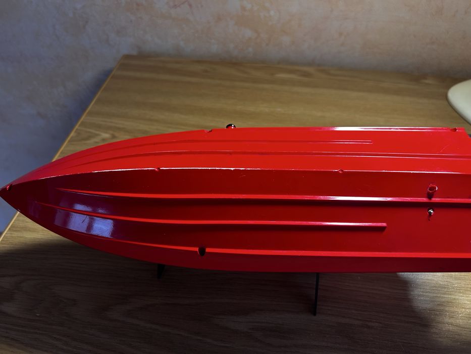 Моторний катер на пулті управління