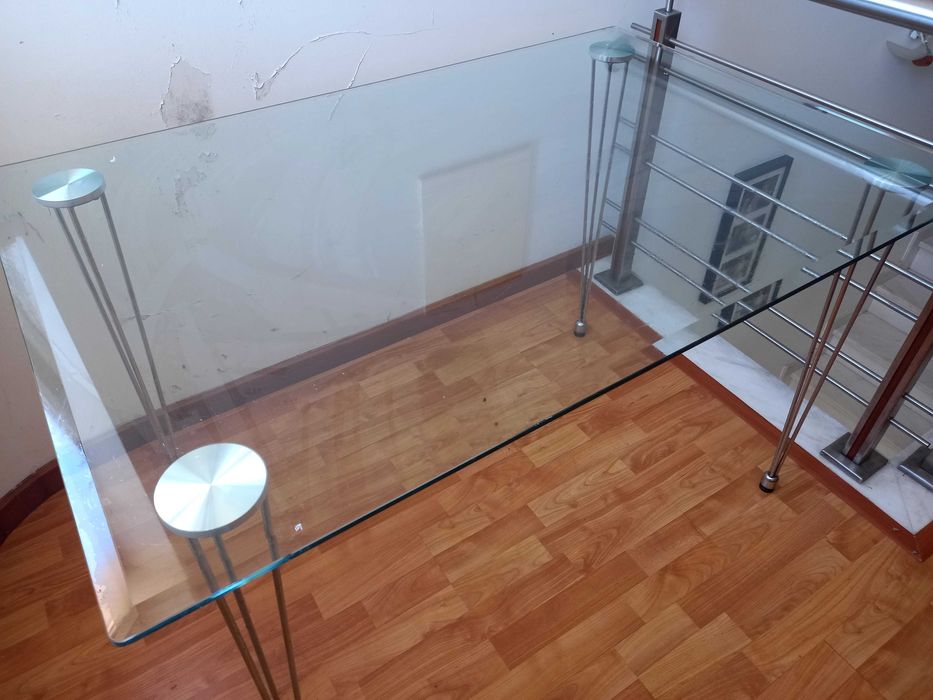 Mesa rectangular tampo de vidro com pés metálicos cromados