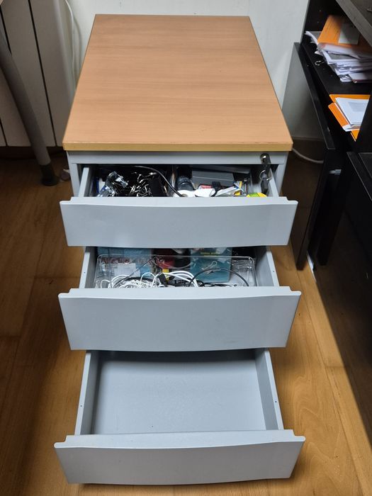 Bloco de gavetas com chave