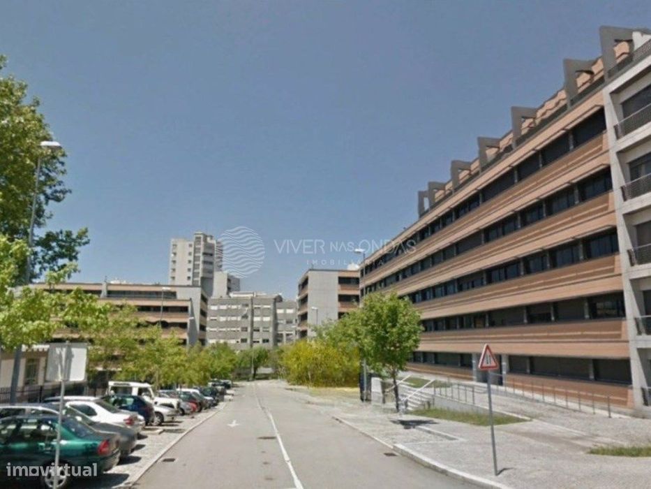 Escritório c/ 8 lugares de parqueamento, em Santa Marinha.