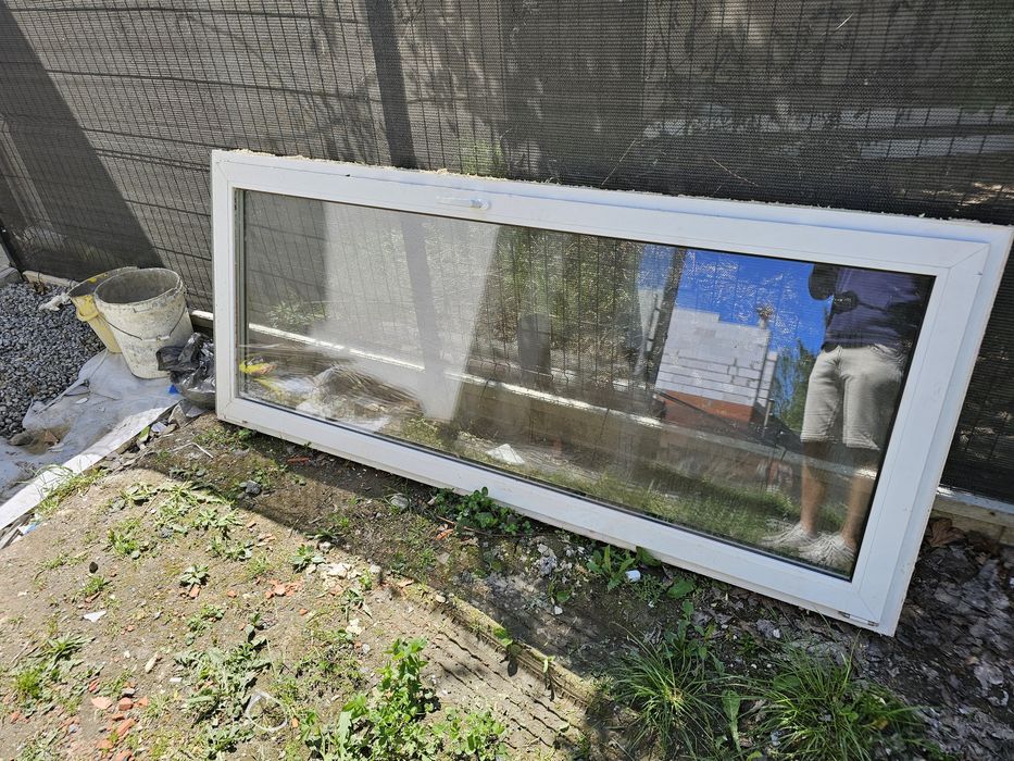 Okno balkonowe z roletą elektryczną trzy szybowe