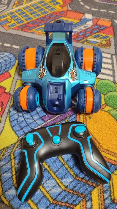 Машинка-перевертень на радіокеруванні