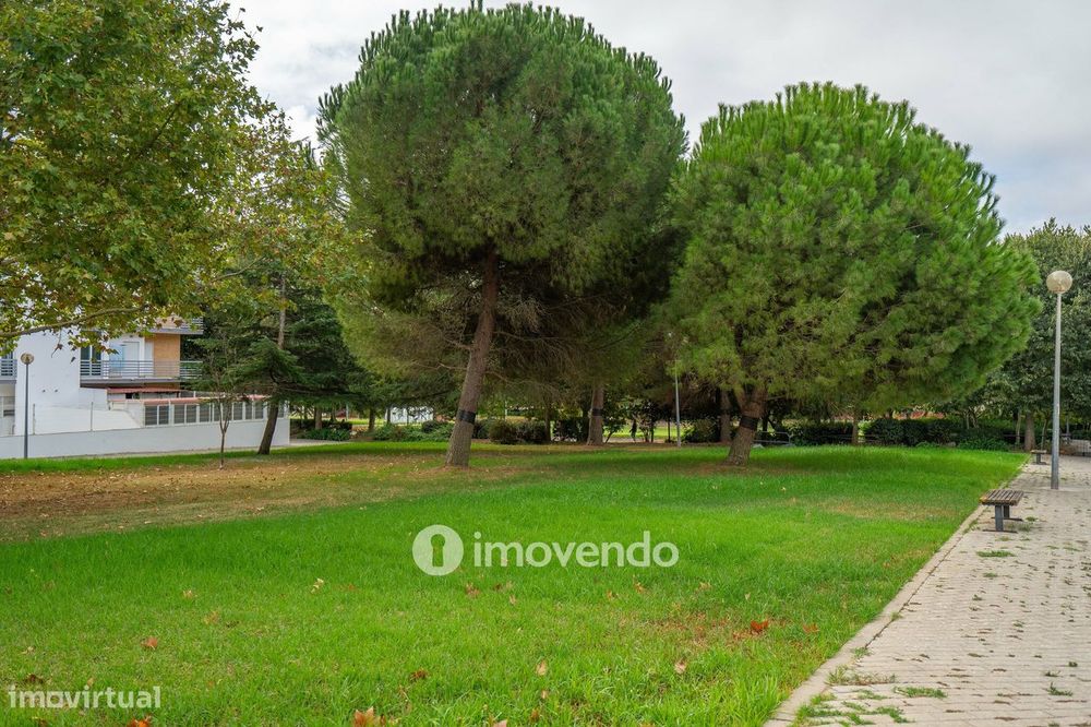 Apartamento T2 com estacionamento e terraço, em Vialonga