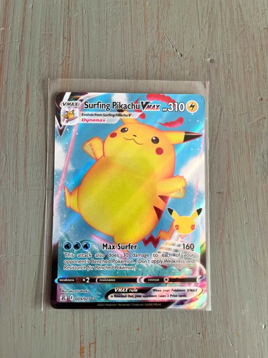POKEMON TCG: Surfing Pikachu VMAX (CEL 009).