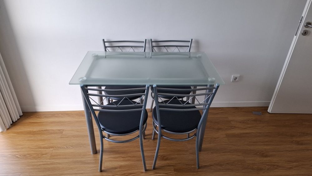 Mesa de jantar em vidro