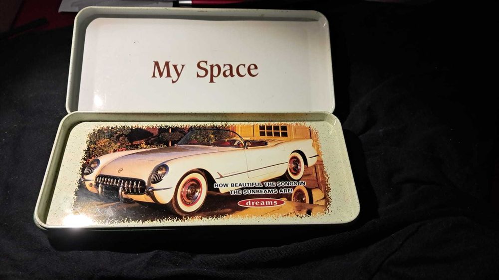 Caixa Metálica Vintage - Estilo Retrô com Carro Clássico