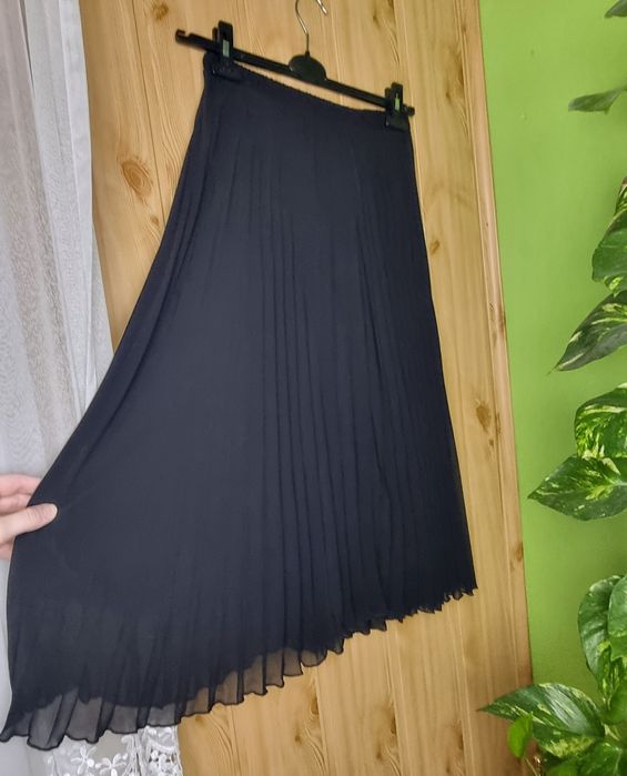 Czarna spódnica plisowana; na podszewce; krój litera A
Primark rozmiar
