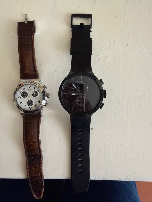 Dois relógios swatch