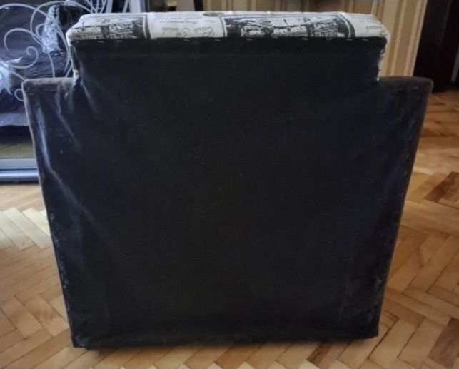 Пара м'яких крісел у вітальню.