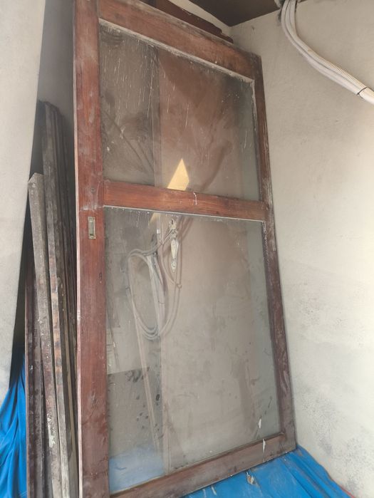 Lote de janelas antigas em madeira – 14 unidades