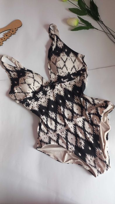 Суцільний купальник чорно білий 50 52 розмір