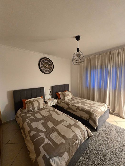 Moradia mobilada e equipada em condomínio fechado com piscina