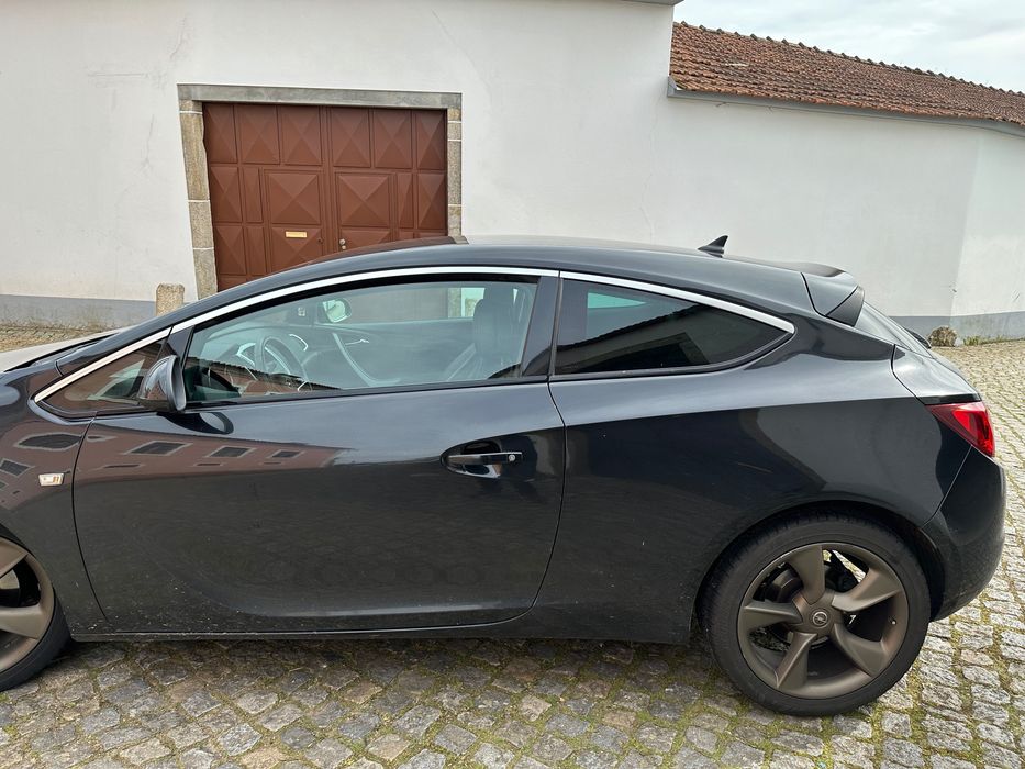 Opel Astra GTC 2.0 — photo 3
