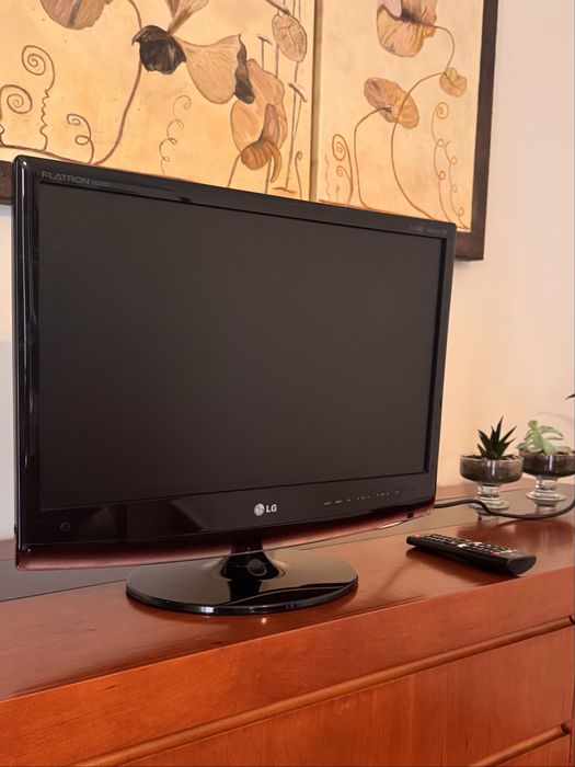 LG FLATRON M2262D — Monitor/TV 22” Full HD com comando