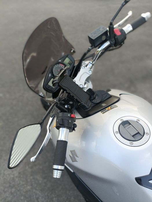 Suzuki GSR 600 - Estilo Naked