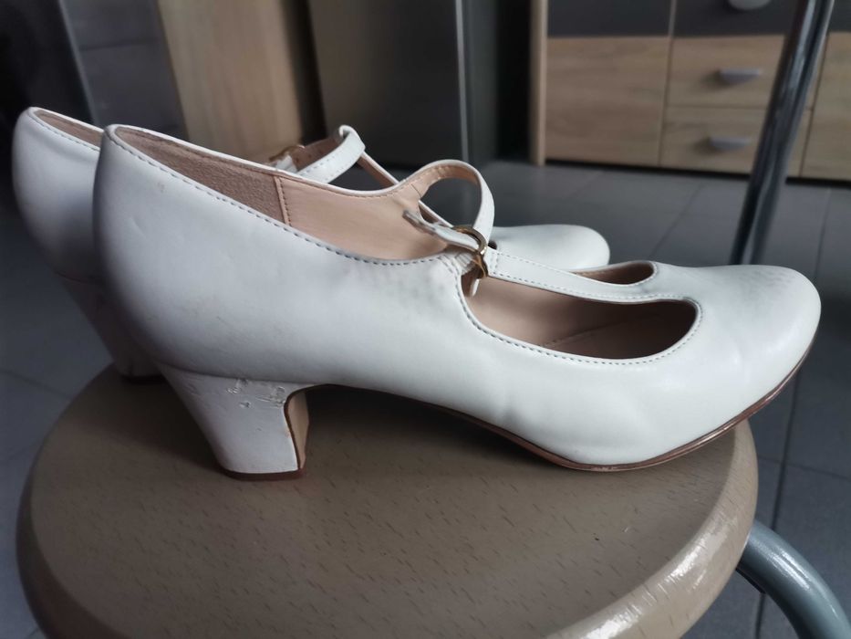 Białe czółenka Graceland