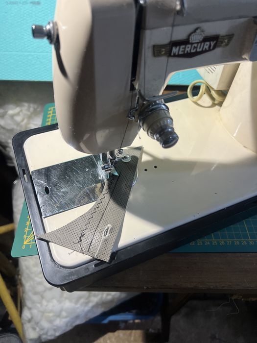 Maquina de custura a funcionar muito bem